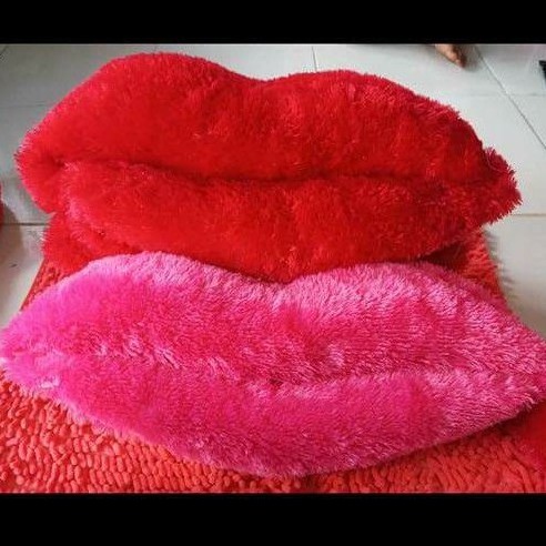 Bantal Bentuk Bibir Bahan Bulu Rasfur