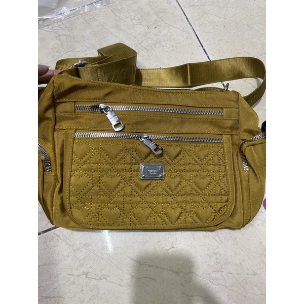 Tas selempang wanita Tas Wanita Tas Chibao 8896-22 Bahan Kanvas size 29x22x10 cm. Chibao Import Chibao Ori Tas Chibao Best Seller Terbaru bisa bayar ditempat.!!!