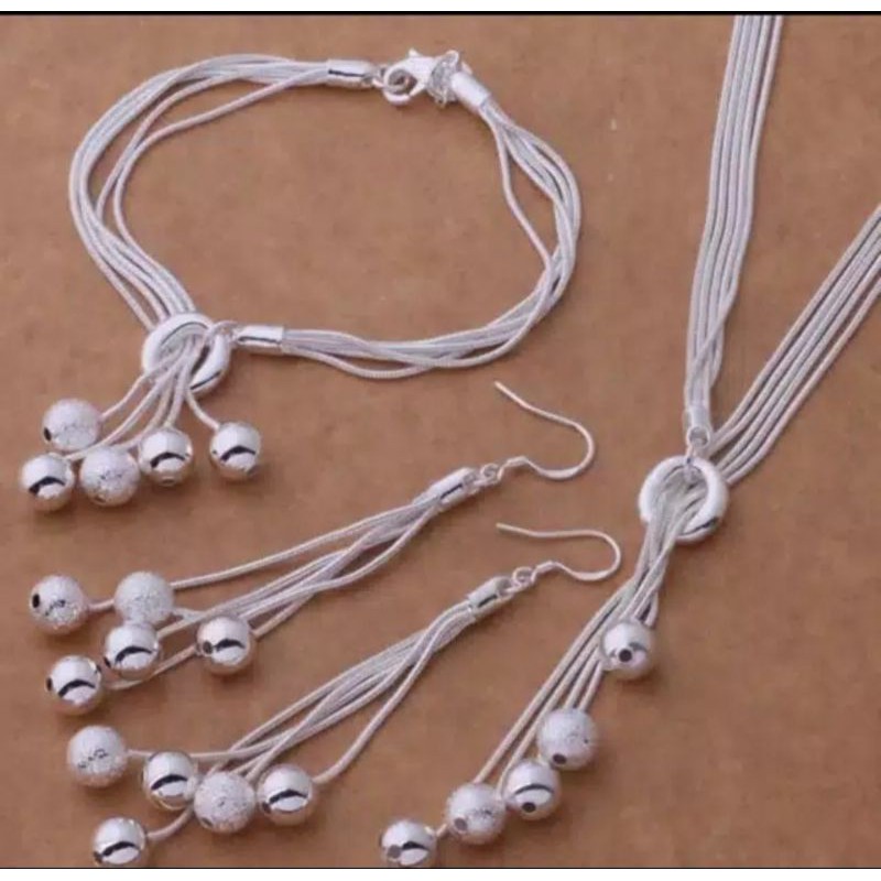 1 set kalung silver 925, terdiri dari anting, gelang dan kalung