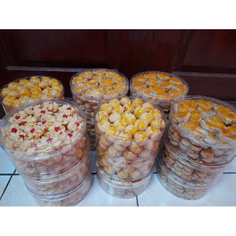 

kue kering. nastar, semprit, kacang
