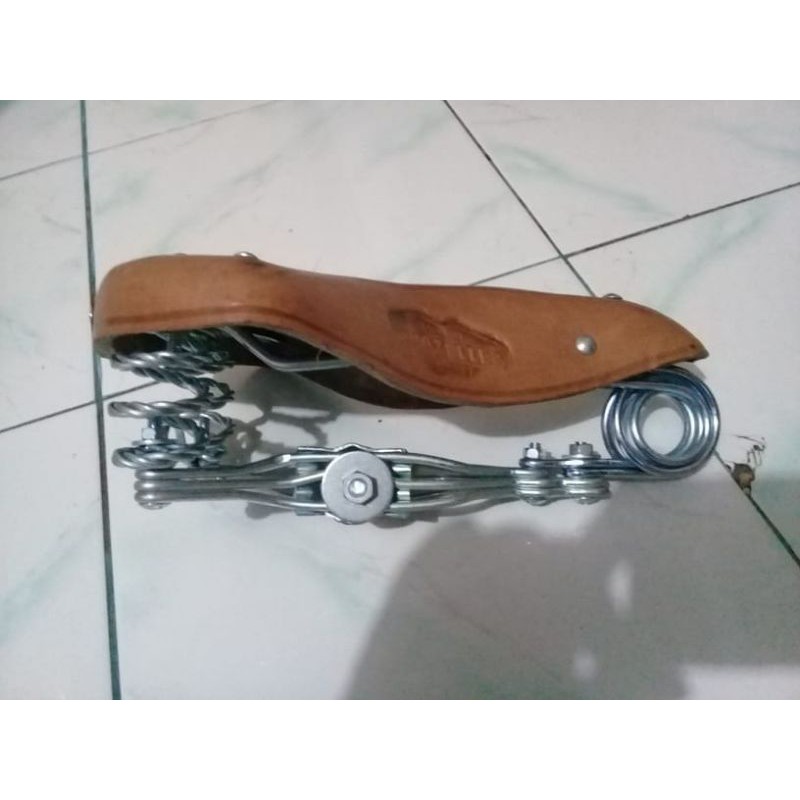 Sedel atau jok gelung ulir sepeda onthel klasik