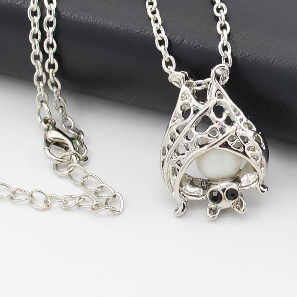 Hu Hu Hu Hu Hu Alat Bantu Pasang Kacamata♡ Kalung Rantai Liontin Kelelawar Hollow Luminous Untuk Wanita