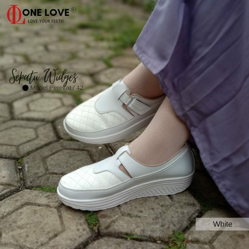 Sepatu OneLove Hitam Putih 》Sepatu Hitam Putih Wanita 》Sepatu Hitam Sekolah 》Wedges Shoes》naf999