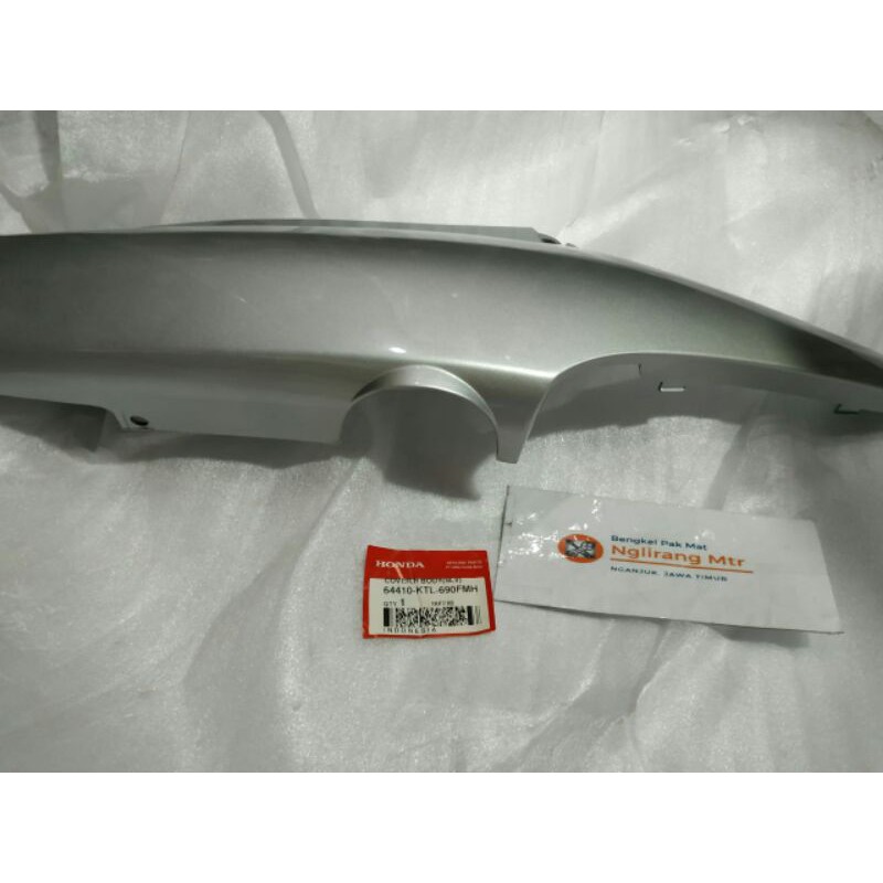 cover body kanan supra new silver kode part 64410 ktl 690 fmh
