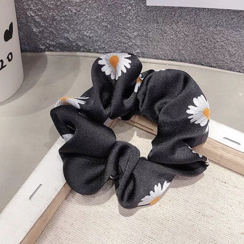 Scrunchie Bunga Daisy Bahan Satin Silky Cepol Rambut Ikat Rambut Korea Kunciran