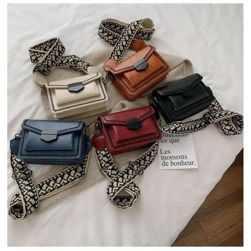 

Kode: ELJ 5251IDR : 145 rbBahan : Kulit Puukuran: 15 x 20 x 6 cm