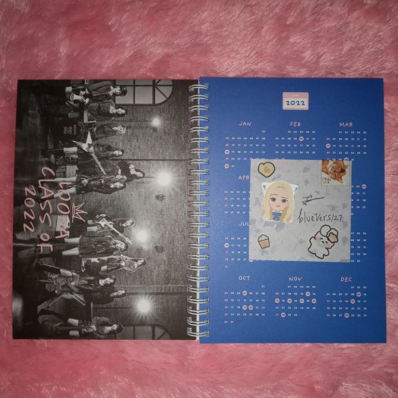 

LOONA MONTHLY PLANNER SEASON GREETING 2022