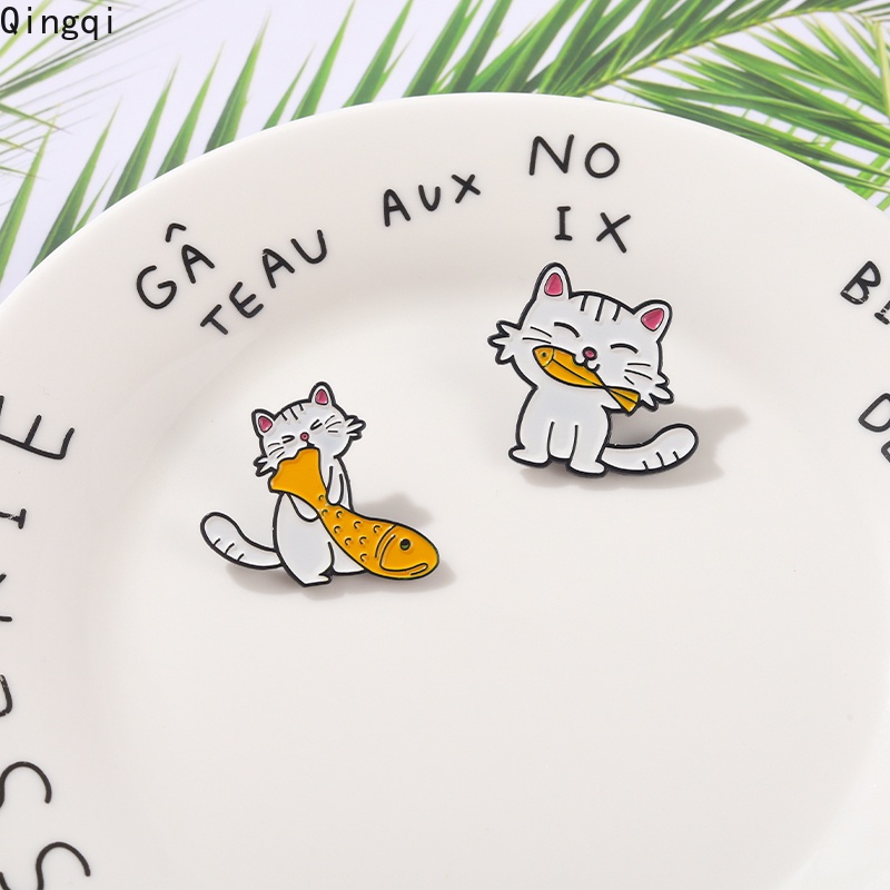 Bros Pin Enamel Bentuk Kartun Kucing Makan Ikan Warna Putih Untuk Anak