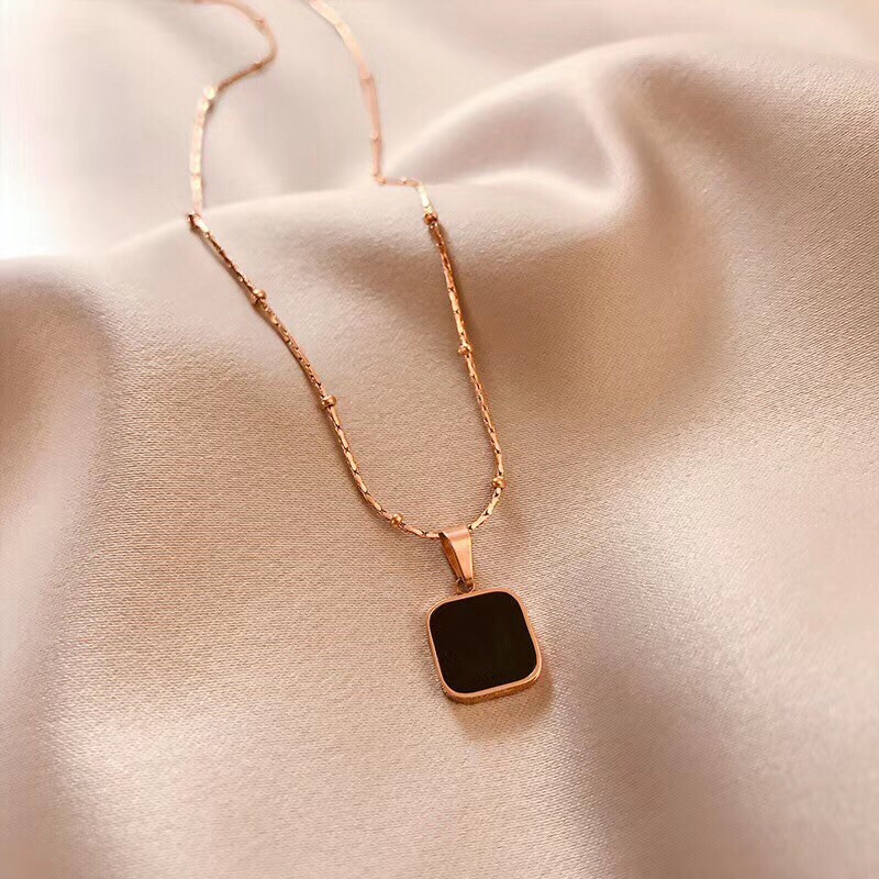 [ Bayar Ditempat ] Kalung Titanium Rose Gold Anti Karat Liontin Clover Kotak Hitam / Kalung Korea Style Terbaru / COD