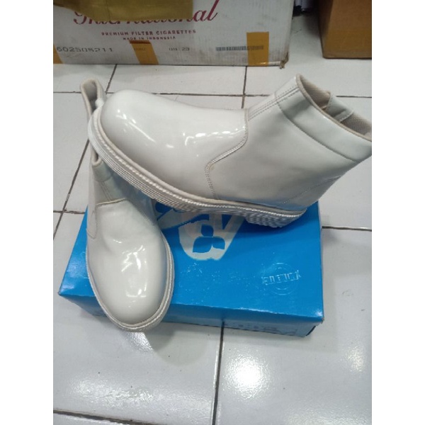 sepatu pdh putih