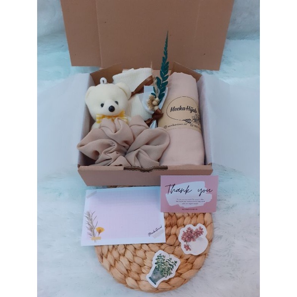 

Hampers Boneka mini Hampers Boneka Wisuda Gift Box Kado boneka Hampers Hijab