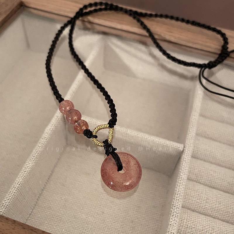 Kalung Tali Hitam Dengan Liontin Kristal Strawberry Untuk Wanita