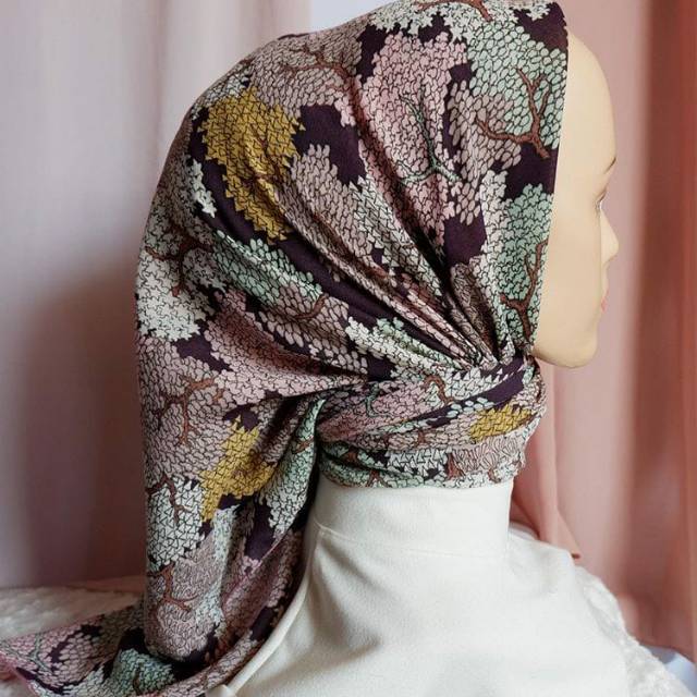 Bella Square bunga Motif