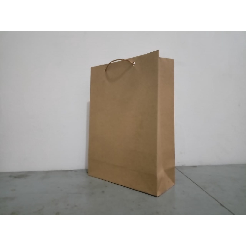 

Paperbag/shopping bag/ tas kertas polos -coklat - 18 x 8 x 25 (tali kraft)