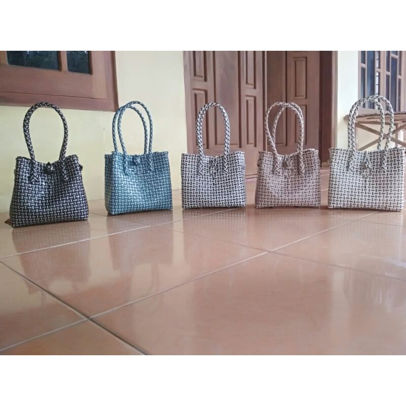 tas anyam bahan jali2 motif lurik