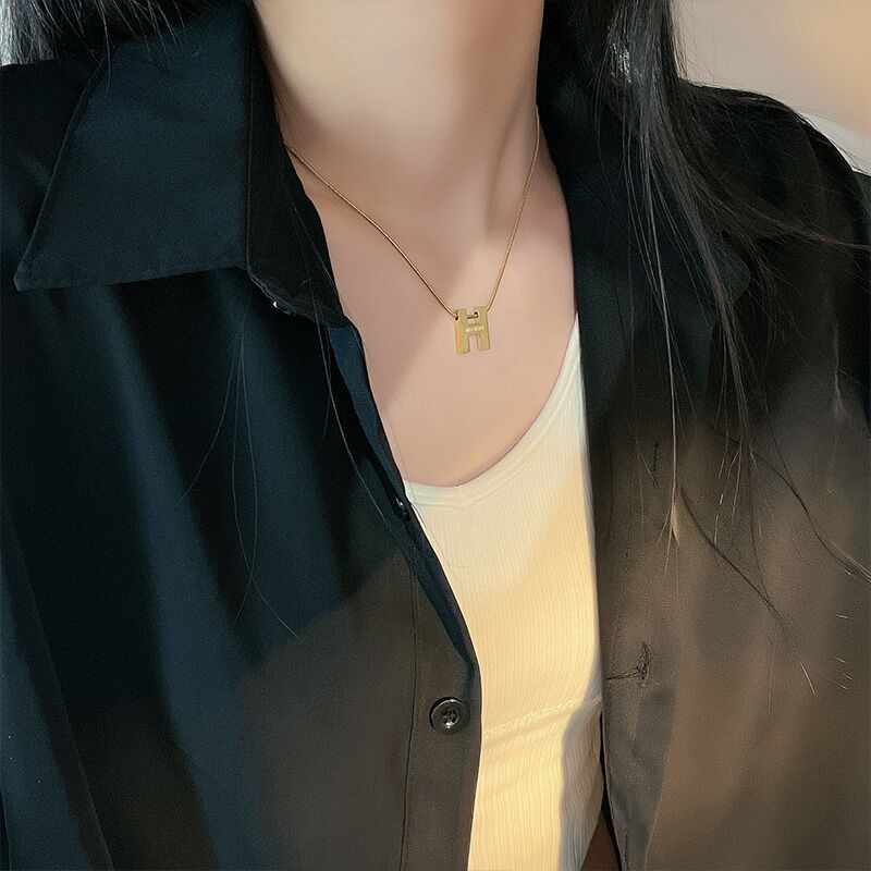 kalung titanium asli Wanita simple Huruf H necklace anti karat Liontin Emas 18k Aksesoris Korea