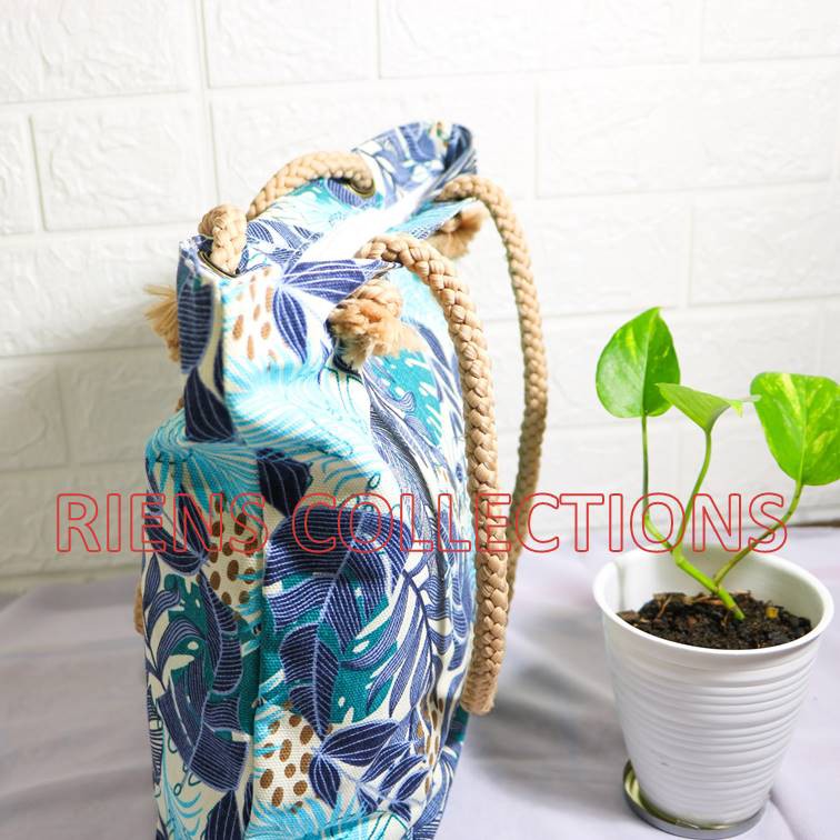 RIENS COLLECTIONS. TOTEBAG KANVAS TALI SUMBU MOTIF FLORAL BIRU. TAS KANVAS. TAS JOGJA. SOUVENIR JOGJA