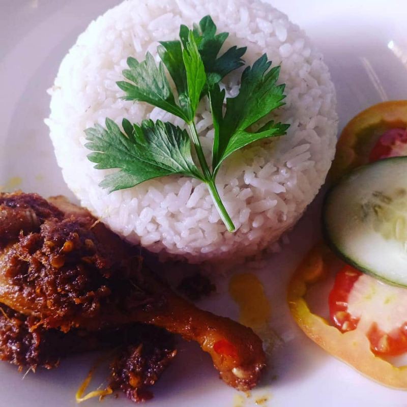 

bebek bumbu ireng " dapur emak sejathi" pedes huhah