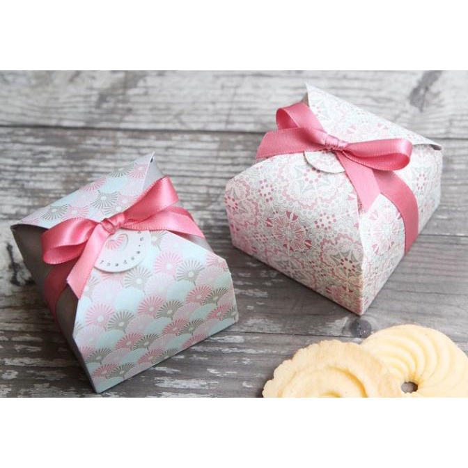 

Box Kado LIPAT BATIK Kotak Kue Macaron Hadiah Imlek Natal - ACAK