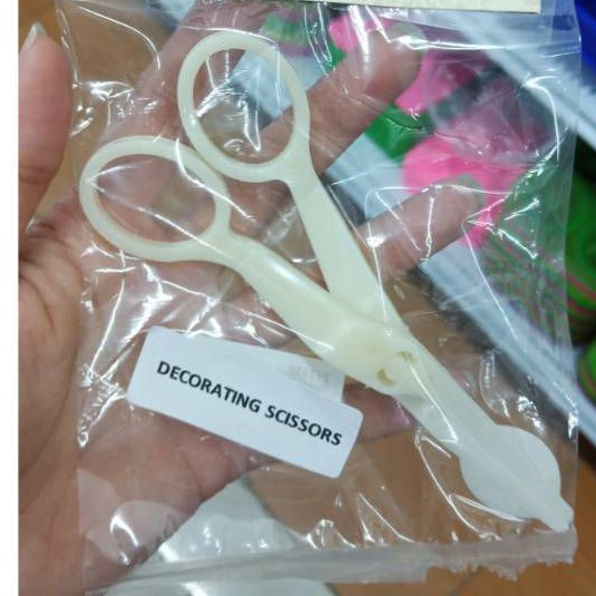 

Decorating scissors / flower lifter / gunting plastik bunga butter cream dekorasi