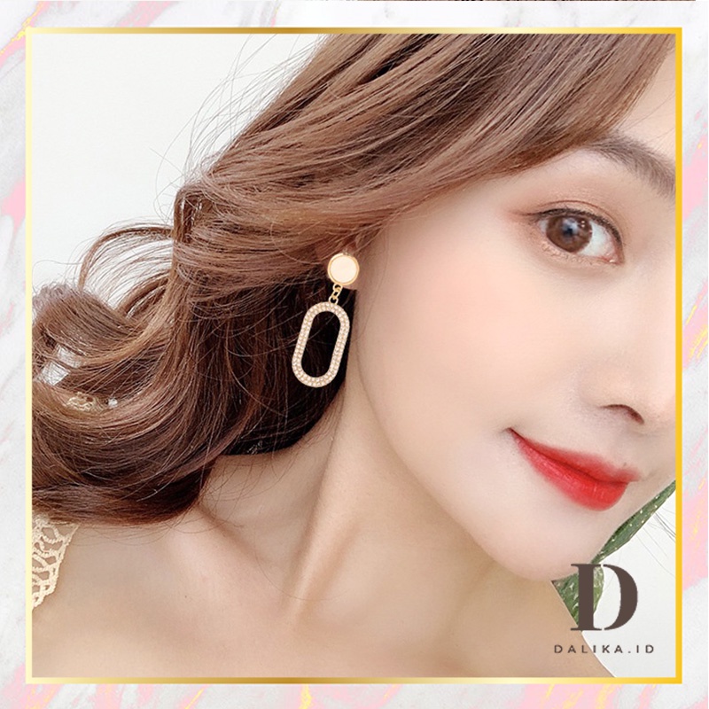 Anting Korea Berlian Imitasi Marmer Putih / Anting Gaya Import Bentuk Oval Aksen Hollow Untuk Wanita Dalika