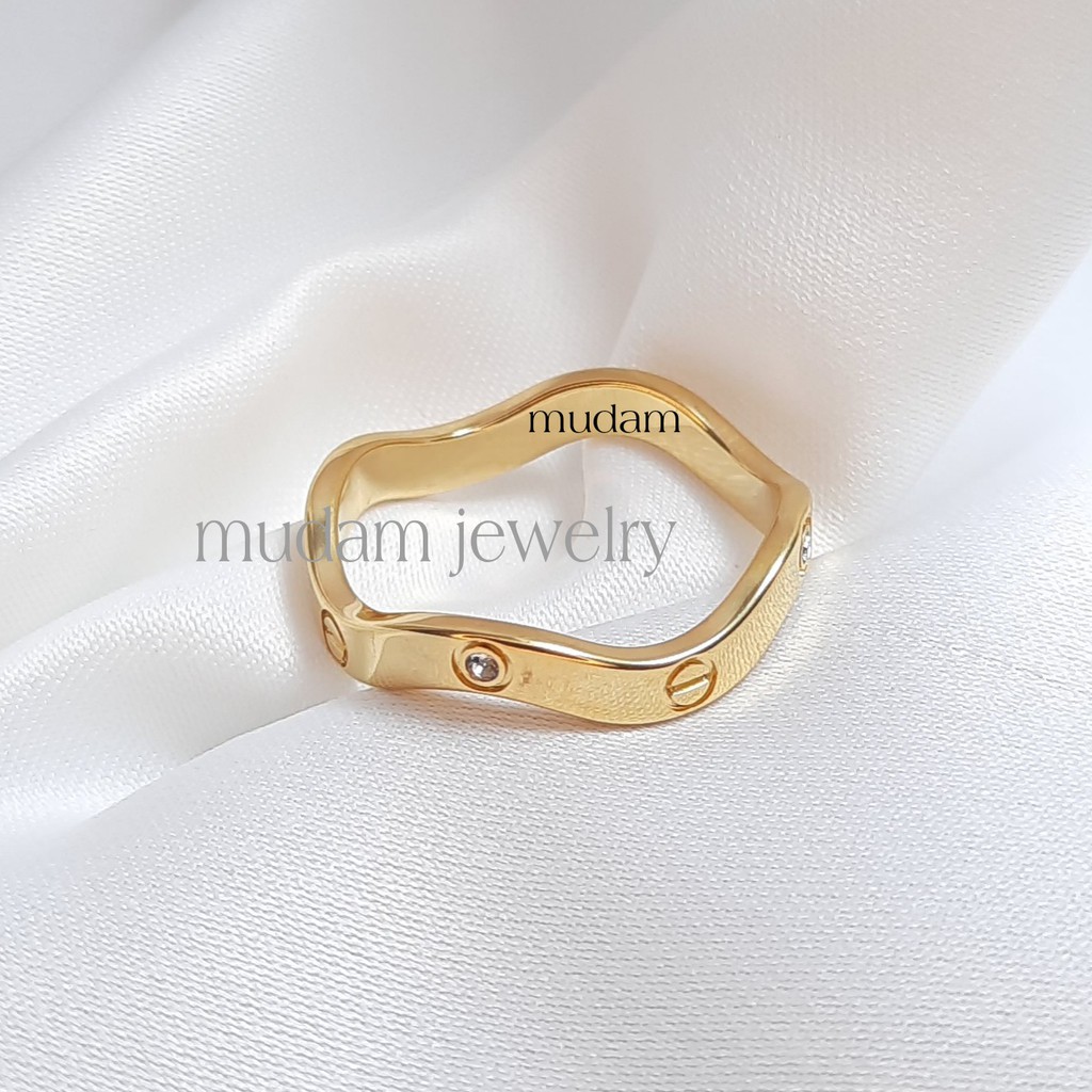 Cincin Titanium Model Gelombang Dengan Diamonds Artifisial Tersedia Warna Rose Gold, Gold dan Silver