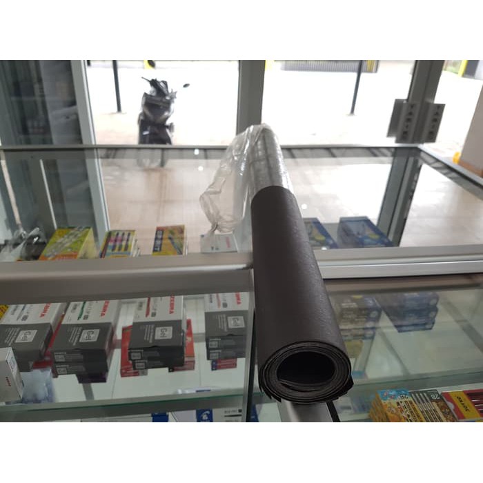 

Grosir KERTAS KARTON MANILA HITAM / DOFT / DOFF / UKURAN 86 X 61 CM Elegan