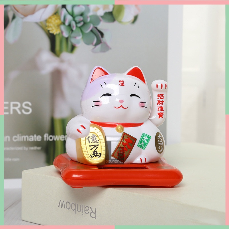 Patung Hiasan Pajangan Kucing Hoki Rejeki Maneki Neko Maneko Neki Keberuntungan China Cina Jepang Lucky Cat Dua Tangan Goyang Gerak Bergerak Solar Cell Cahaya Sinar Non Baterai Batrai Batrei Ukuran Kecil Small Medium Sedang Dashboard Mobil Meja Kasir Toko