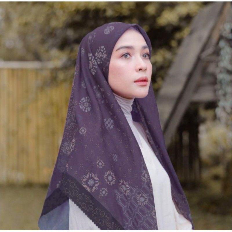 HIJAB SEGI EMPAT VOAL MOTIF BUNGA UNGU KERUDUNG JILBAB MURAH