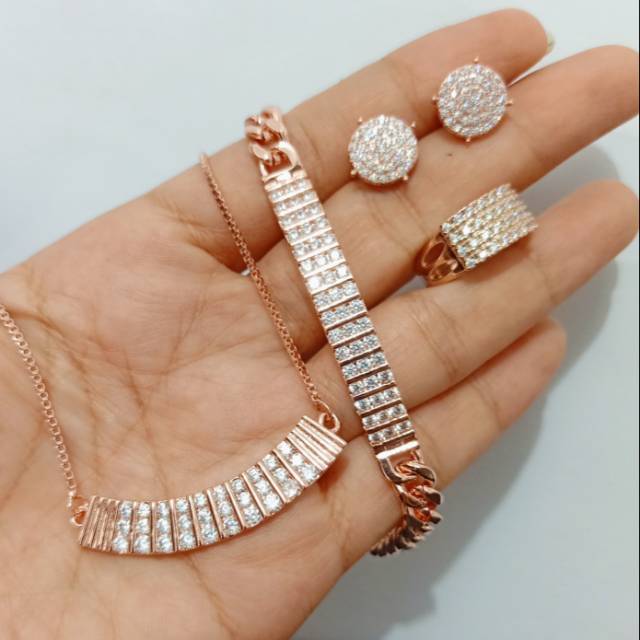 Set replika berlian medan