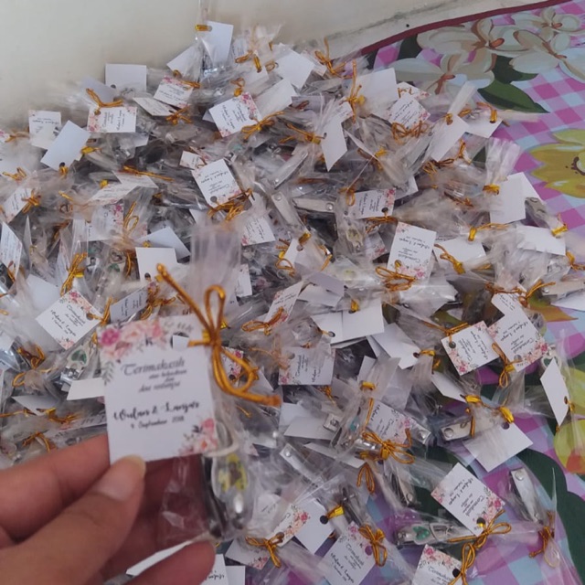 

Souvenir gunting kuku