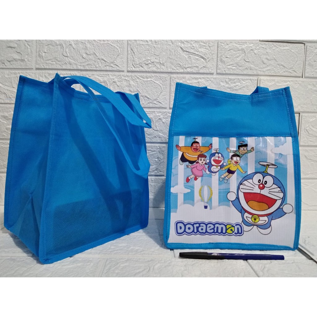 TAS SPUNBOND NK DORAEMON Goodie bag Ulang Tahun Anak TAS SPUNBOND NK DORAEMON Goodie bag Ulang Tahun Anak