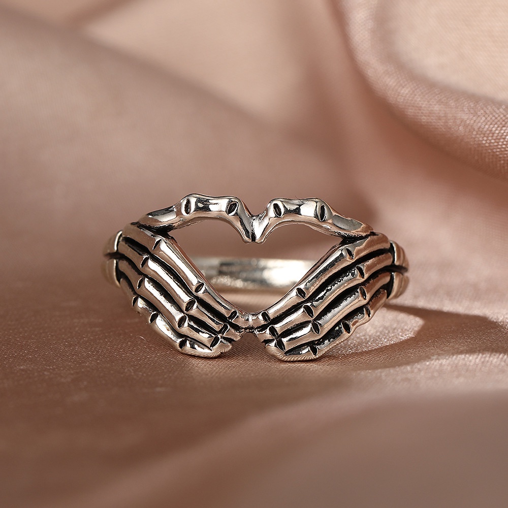 Cincin Desain Kerangka Tangan Warna Silver Gaya Punk Rock Vintage Untuk Wanita