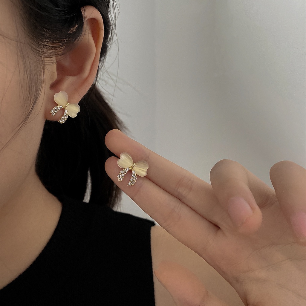Anting Stud Desain Huruf D Warna Emas Aksen Batu Bulan Biru Untuk Wanita