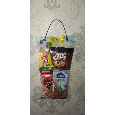 

souvenir ultah, snack ultah, paket ultah, snack tart, snack, parcel, hampers, lilin, permen, hiasan ultah, kado