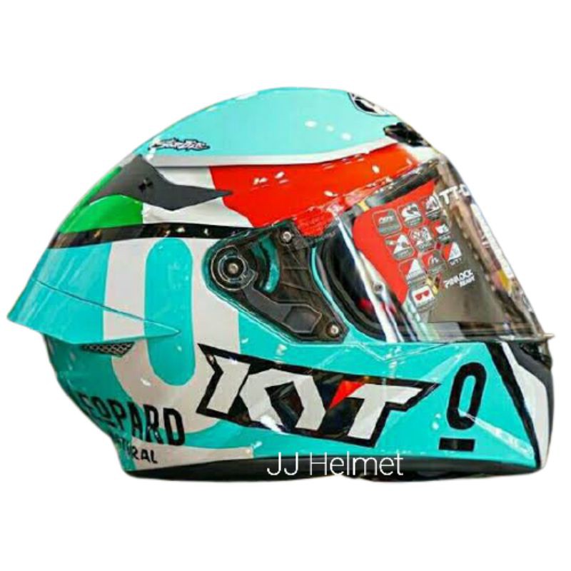 Helm KYT TT Course dalla porta