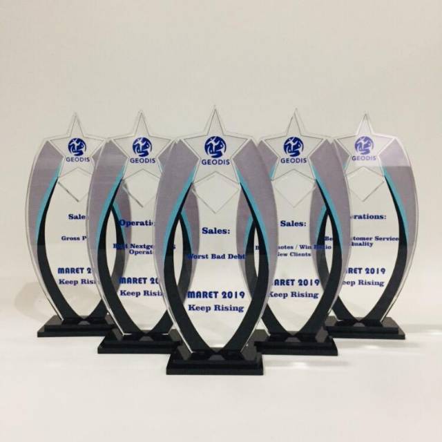 

Custom acrylic 8mm uk 20x20 cm hadiah ulang tahun / hadiah wisuda / hadiah lomba