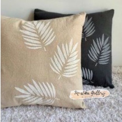 sarung bantal sofa motif daun putih