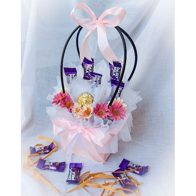 

GIFT VALENTINE/GIFT BOX/BUCKET/HAMPERS/SOUVENIR/KADO VALENTINE/SILVERQUEEN/BONEKA/SNACK BOX/HADIAH WISUDA/WISUDA