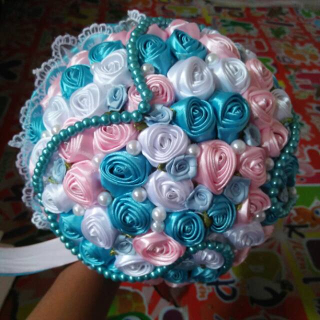 

Buket bunga pernikahan pita satin biru turkish, soft pink, putih