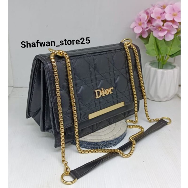 Tas Selempang Wanita//Selempang wanita kekinian //Fashion Wanita// Dhior Behel//#tas #taslokal #tasmurah #tasgrosirmurah #taswanita #tastanganpertama #tasfashion #taspaket #taspaketan #tascewek #tasselempang #slingbag  #taspinggang#slingbag #taswanitagaya