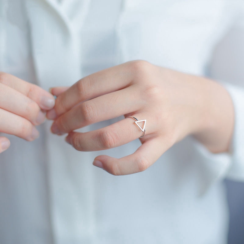 Cincin Silver Motif Segitiga Geometri Adjustable Kreatif untuk Wanita