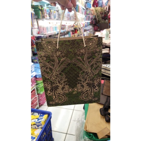 

PAPER BAG MOTIF BATIK UK.22,5x19x8 cm//1 PAK ISI 12PCS