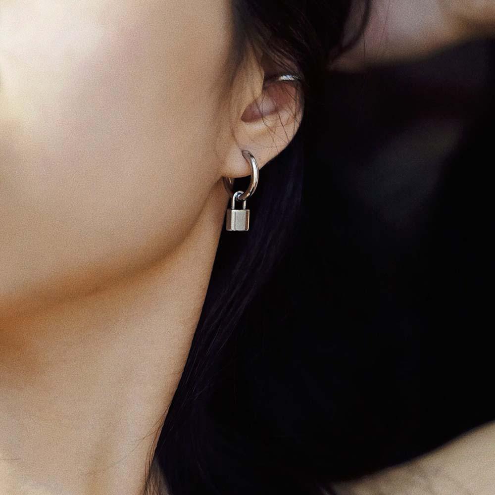 Anting Stud Desain Gembok Bahan Stainless Steel Gaya Punk Korea Untuk Pria Dan Wanita