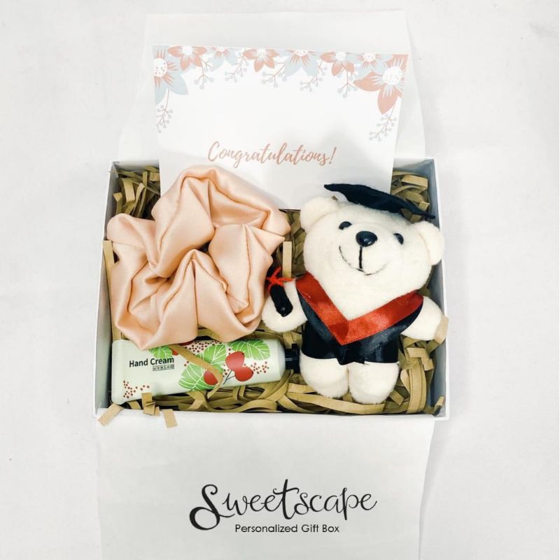 

Gift Box Package 107-Paket Hemat Hampers 107- Graduation