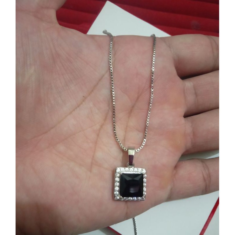 kalung xuping wanita berlapis putih dengan permata hitam B44.