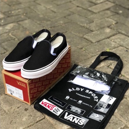 SEPATU SLIPON VANS SLIPON OG BLACK WHITE PREMIUM MADE IN CHINA. SEPATU SNEAKERS PRIA TERMURAH  BERKWALITAS