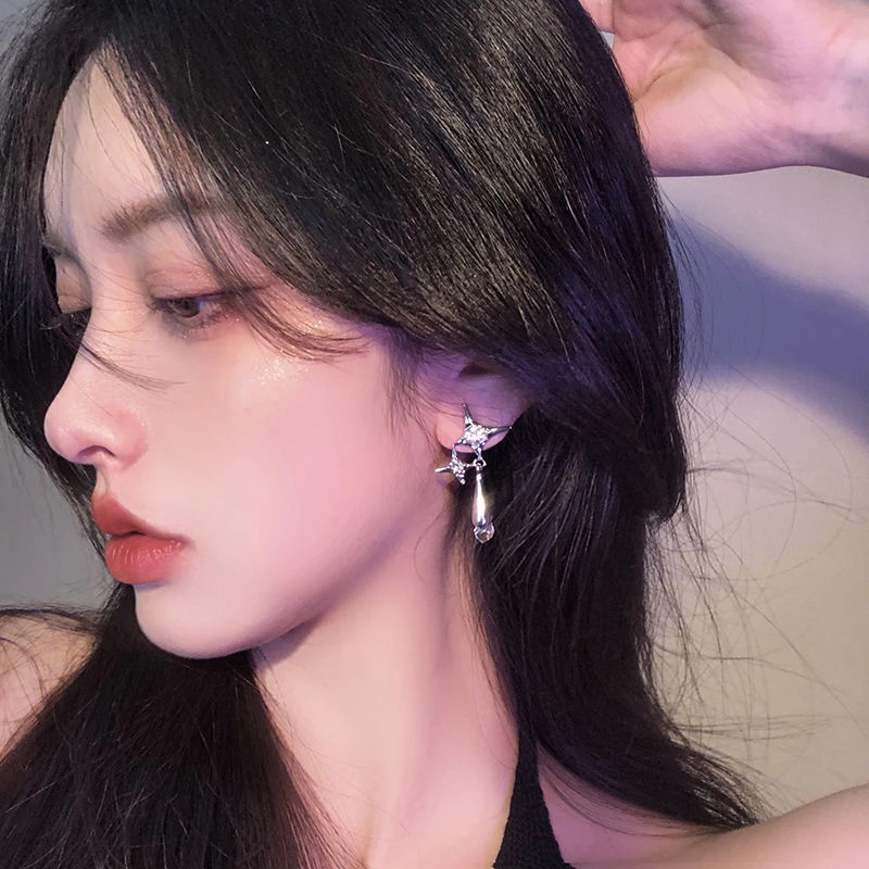 Anting Tusuk Gantung Desain Bintang Hias Berlian Gaya Elegan / Korea / Populer Untuk Wanita