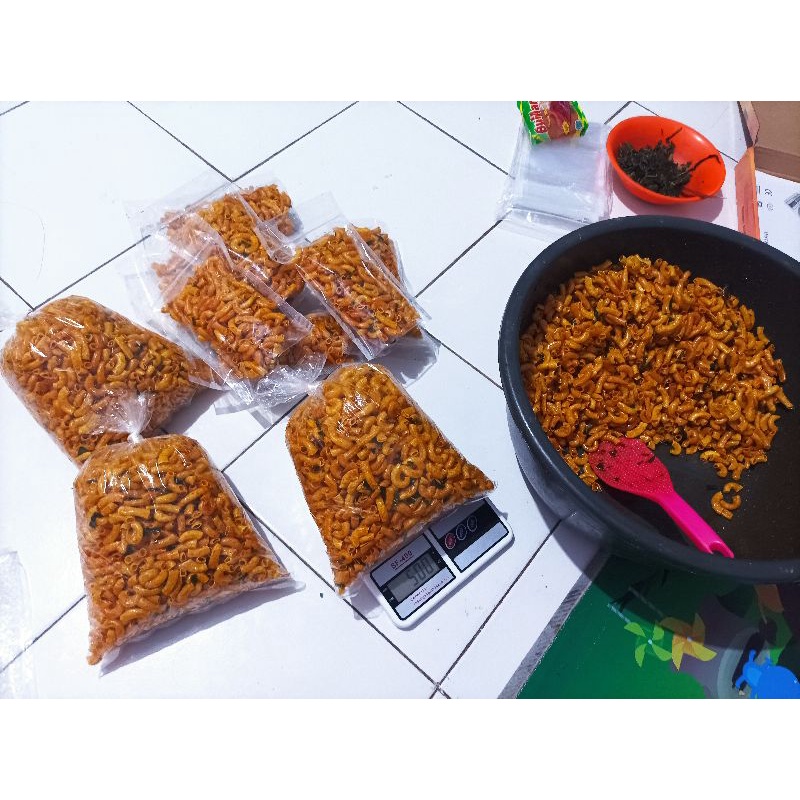 

Makaroni pedas daun jeruk