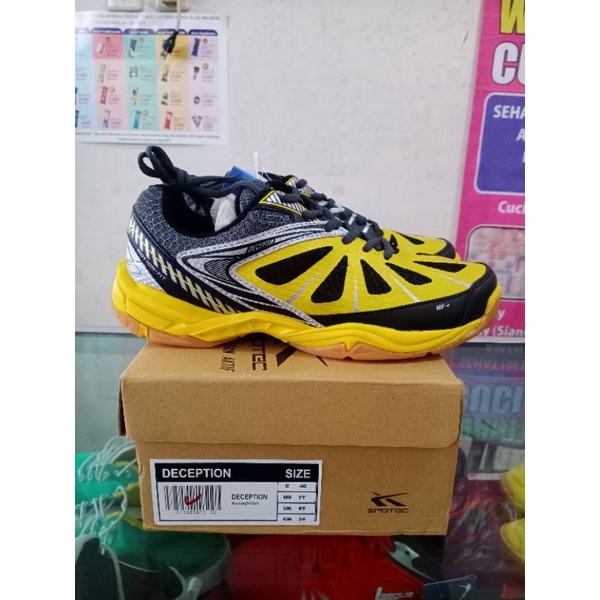 Spotec Sepatu Badminton